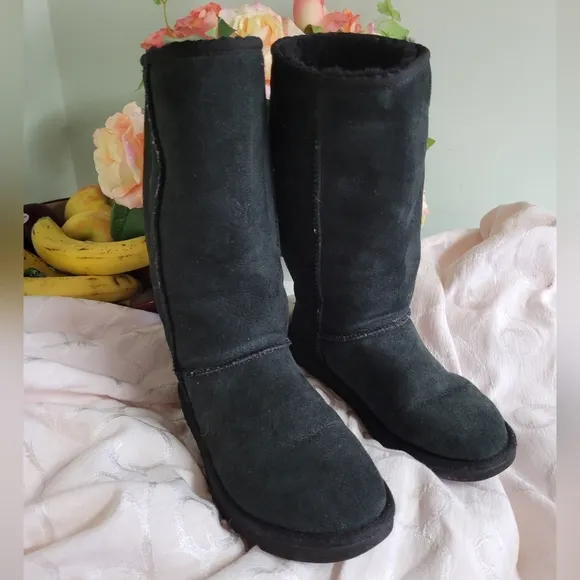 🥳HP🥳 UGGS TALL SHERLING BOOTS VIRTUALLY NEW Authentic 👀