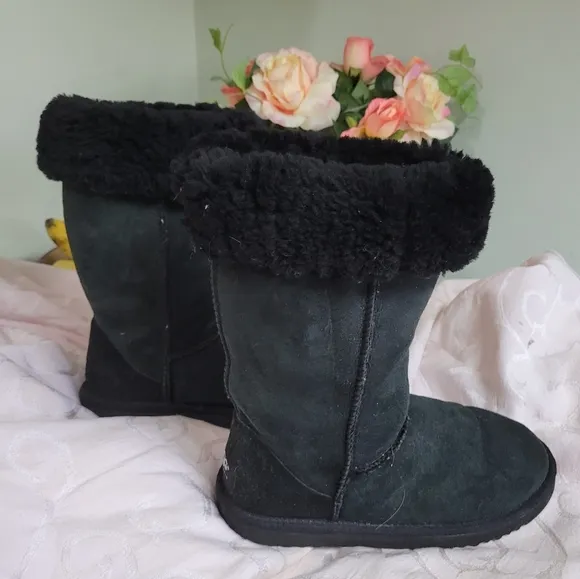 🥳HP🥳 UGGS TALL SHERLING BOOTS VIRTUALLY NEW Authentic 👀