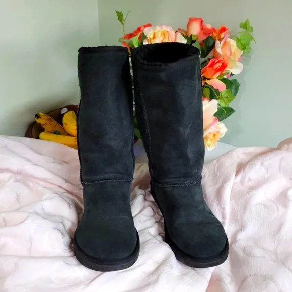 🥳HP🥳 UGGS TALL SHERLING BOOTS VIRTUALLY NEW Authentic 👀