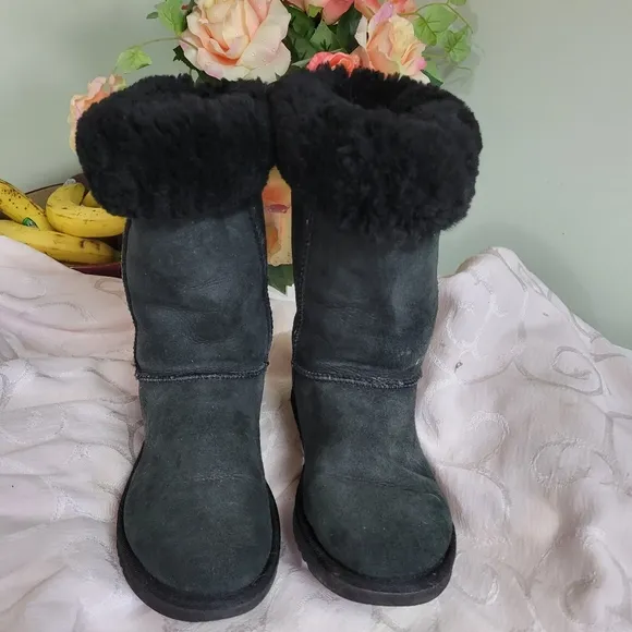 🥳HP🥳 UGGS TALL SHERLING BOOTS VIRTUALLY NEW Authentic 👀