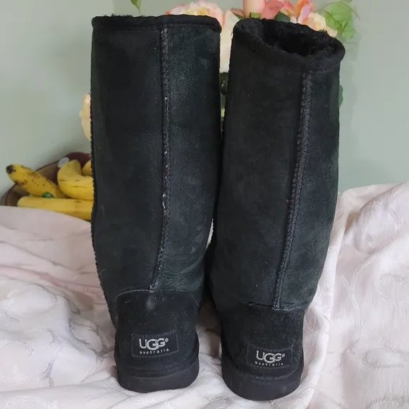 🥳HP🥳 UGGS TALL SHERLING BOOTS VIRTUALLY NEW Authentic 👀