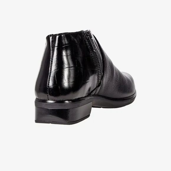 Naot Bayamo handmade  Leather Size 9 Brand New