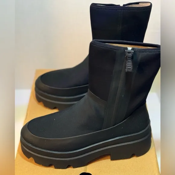 NIB UGG Women’s Brisbane Mid Boot in Black 9.5