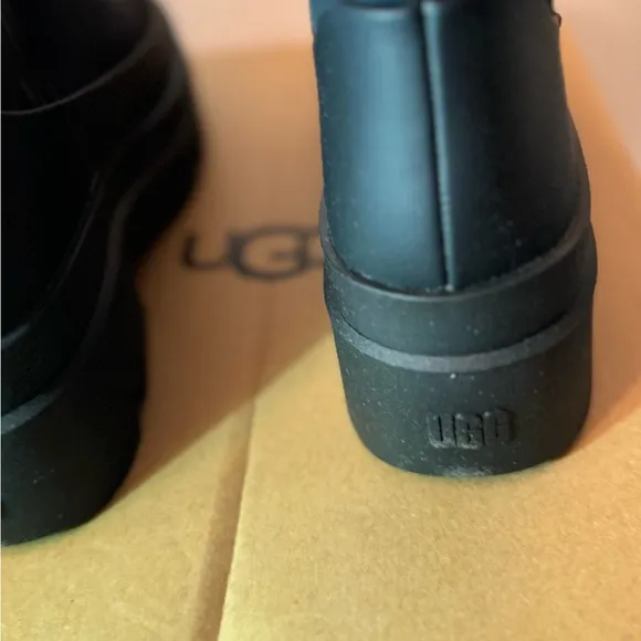NIB UGG Women’s Brisbane Mid Boot in Black 9.5