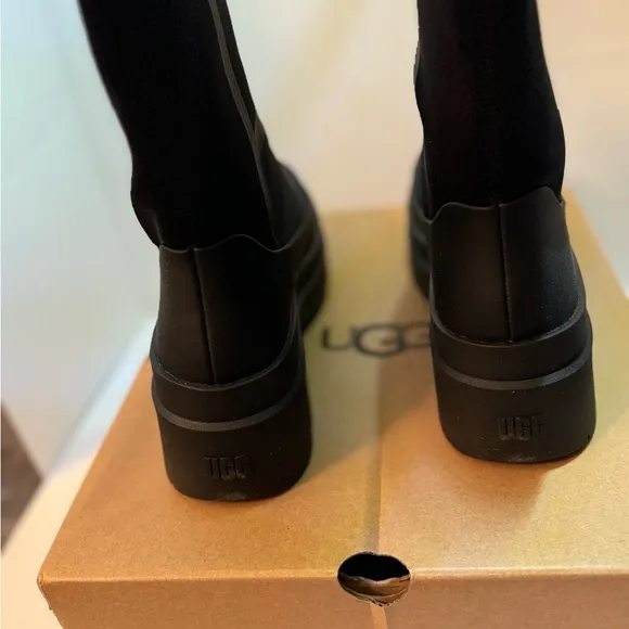 NIB UGG Women’s Brisbane Mid Boot in Black 9.5