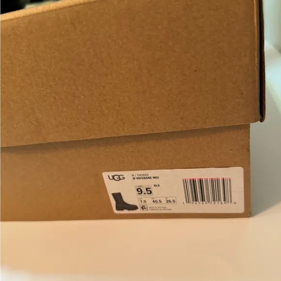 NIB UGG Women’s Brisbane Mid Boot in Black 9.5