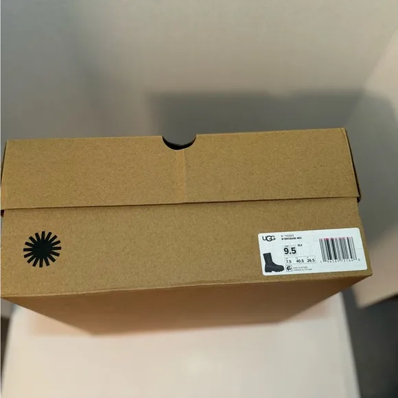 NIB UGG Women’s Brisbane Mid Boot in Black 9.5