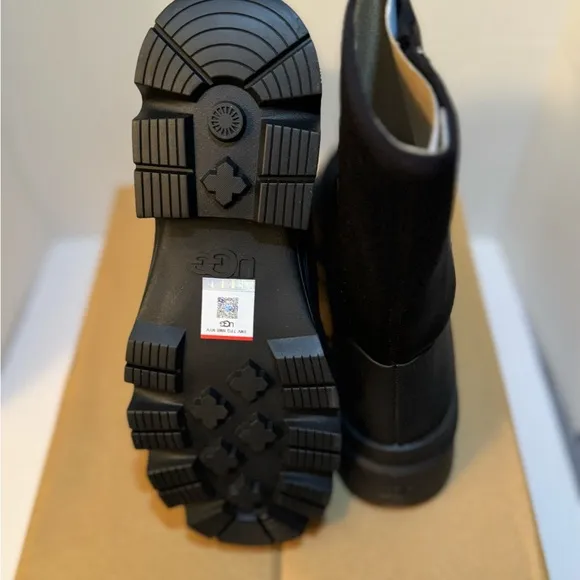 NIB UGG Women’s Brisbane Mid Boot in Black 9.5