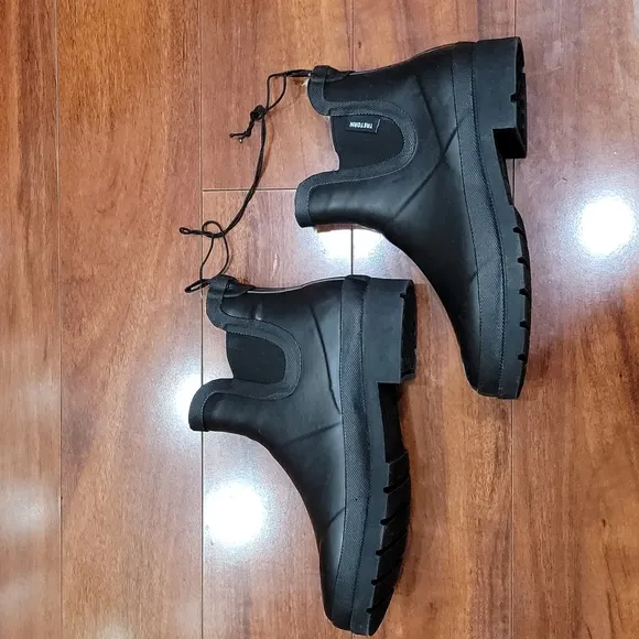 NWB Tretorn rain boots