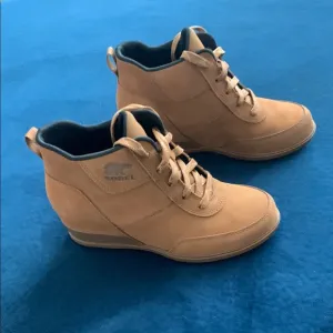 NWOT Sorel Tan Evie Lace Up wedge Boots with Suede Finish.
