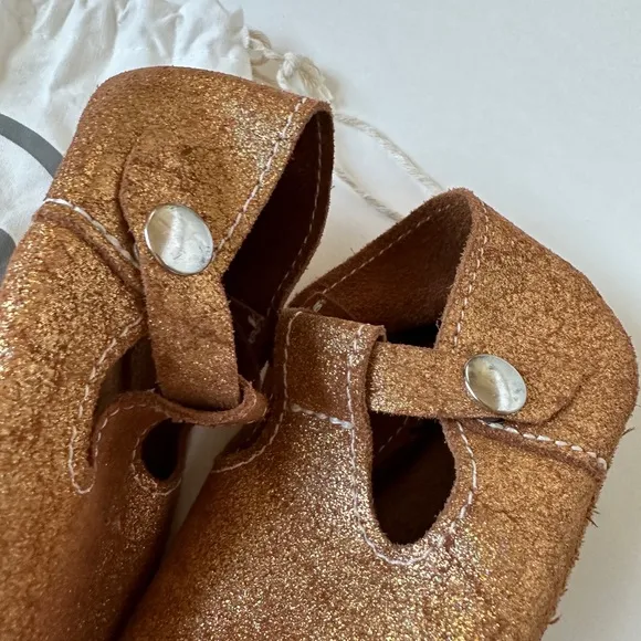 Size 5 HOLIDAY SHIMMER Gold T-Straps Leather Soft Soled Baby Mon Petit Shoes‎