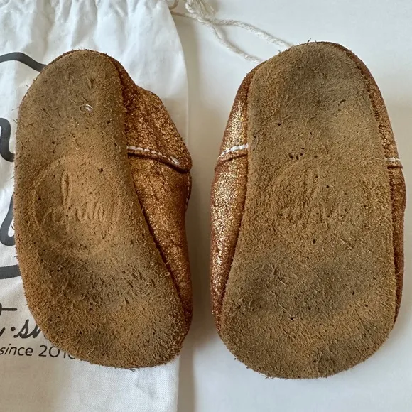 Size 5 HOLIDAY SHIMMER Gold T-Straps Leather Soft Soled Baby Mon Petit Shoes‎
